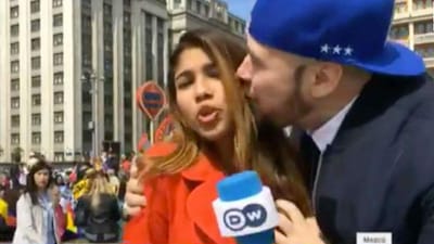 Jornalista beijada durante um direto do Mundial - TVI