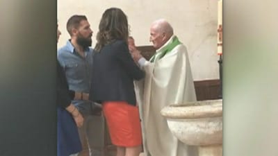 Em pleno batismo, padre agride bebé porque este não parava de chorar - TVI