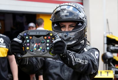 Mulheres sauditas já podem conduzir e em Paul Ricard foi num F1 - TVI