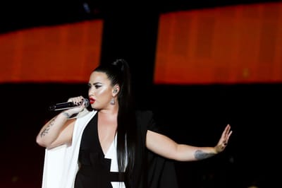Demi Lovato internada num hospital de Los Angeles devido a aparente overdose - TVI
