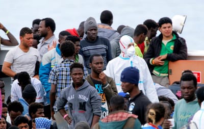 Há mais um barco com migrantes à deriva que ninguém quer - TVI