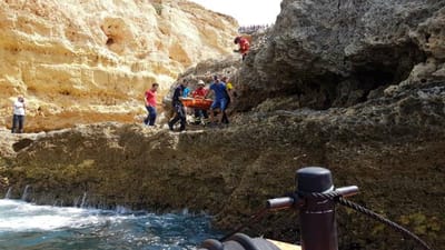 Turista espanhol cai das arribas quando passeava junto ao mar - TVI