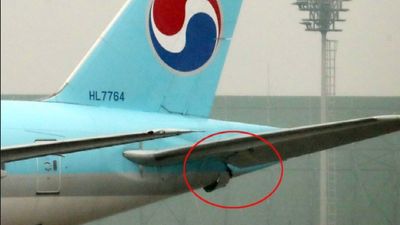 Aviões colidem no estacionamento do aeroporto de Seul - TVI