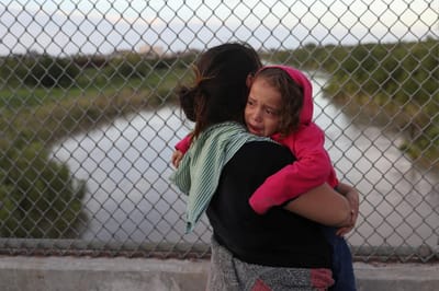 Crianças e pais separados na fronteira dos EUA quebram silêncio - TVI