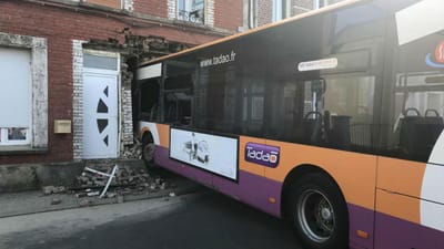 Autocarro acaba percurso cravado em fachada de casa - TVI