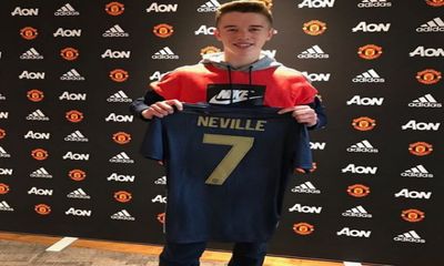 Filho de Phil Neville assina pelo Man Utd - TVI