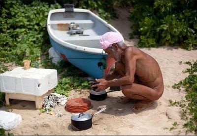 Conheça a história do homem que viveu nu durante 30 anos numa ilha - TVI