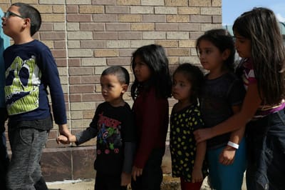 EUA: juiz suspende deportações de famílias de imigrantes - TVI