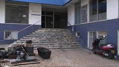 Quinze pessoas assistidas em incêndio numa loja em Portimão - TVI