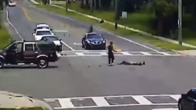 Vídeo mostra mulher a cair de veículo em andamento - TVI