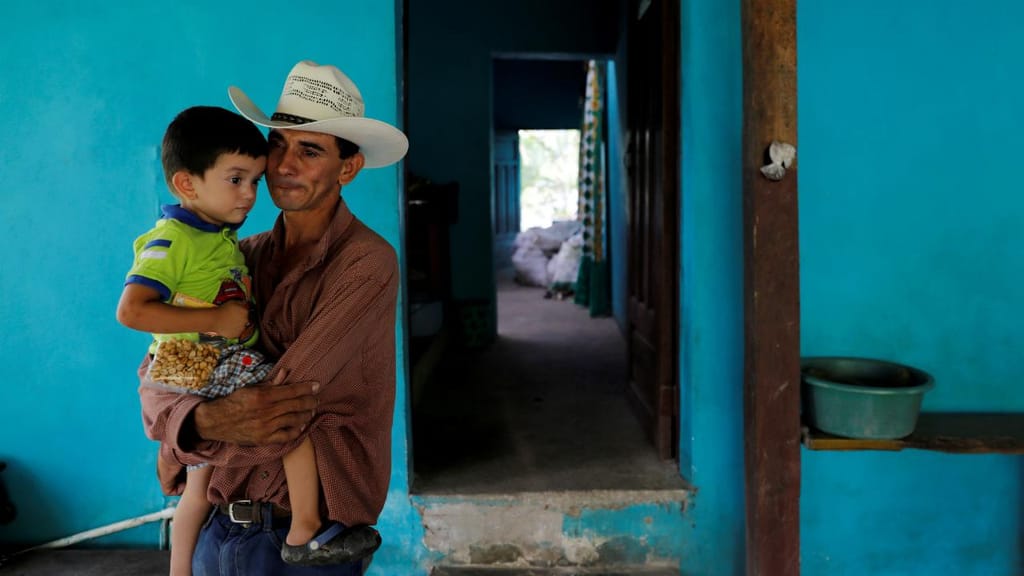 Pai e filho migrantes das Honduras