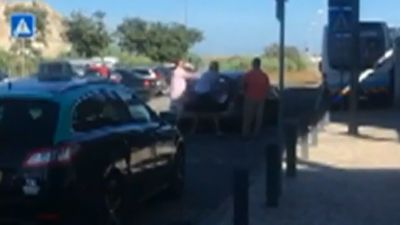 Vídeo mostra motorista da Uber a ser agredido por taxista - TVI