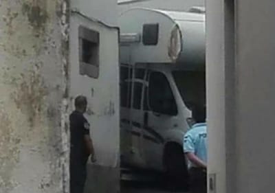 Detido homem que estava barricado em autocaravana em Ovar - TVI