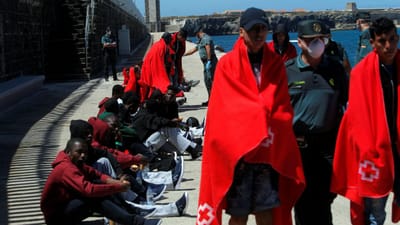 Duas embarcações com 63 imigrantes chegaram durante a noite às Canárias - TVI
