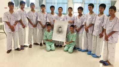 Jovens resgatados na Tailândia homenageiam mergulhador que morreu a tentar salvá-los - TVI