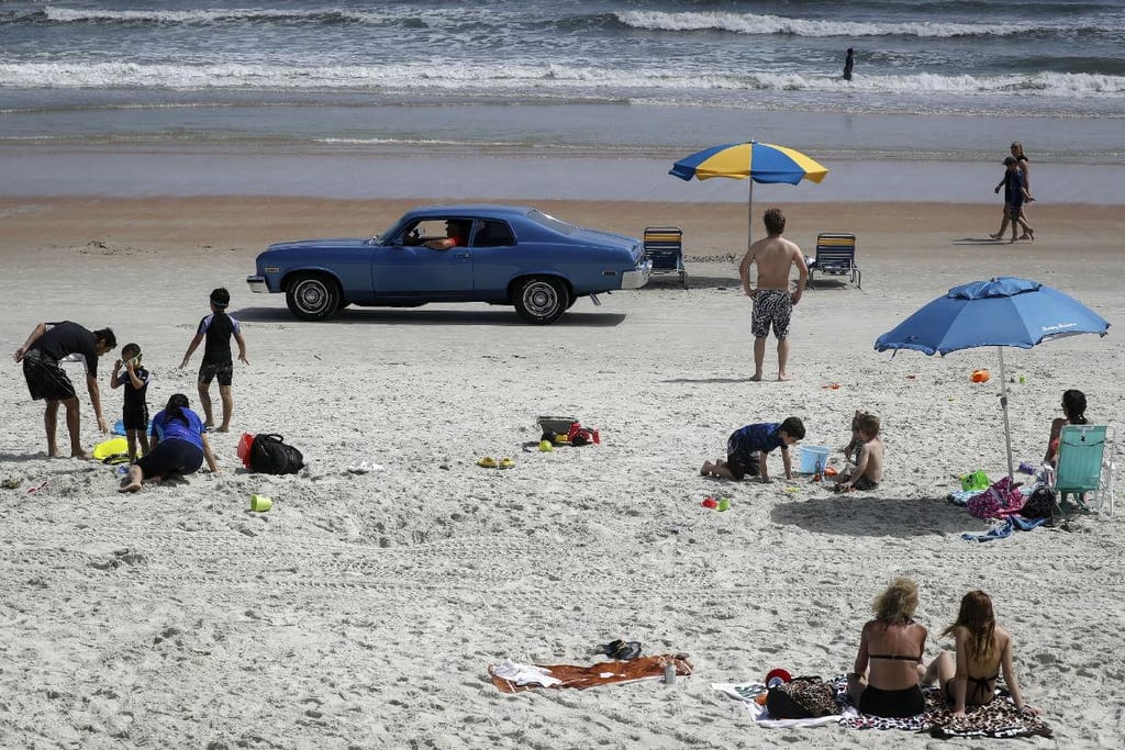 Carro na praia (Reuters)