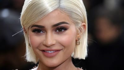 Campanha para ajudar Kylie Jenner a tornar-se multimilionária gera polémica nas redes sociais - TVI