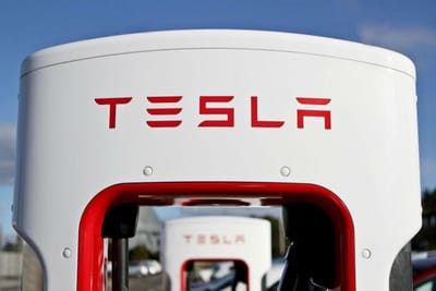Tesla vai despedir 3.000 trabalhadores - TVI