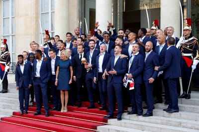 França: seleção condecorada pela conquista do Mundial 2018 - TVI