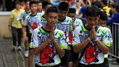Jovens resgatados de gruta na Tailândia homenageiam mergulhador que morreu - TVI