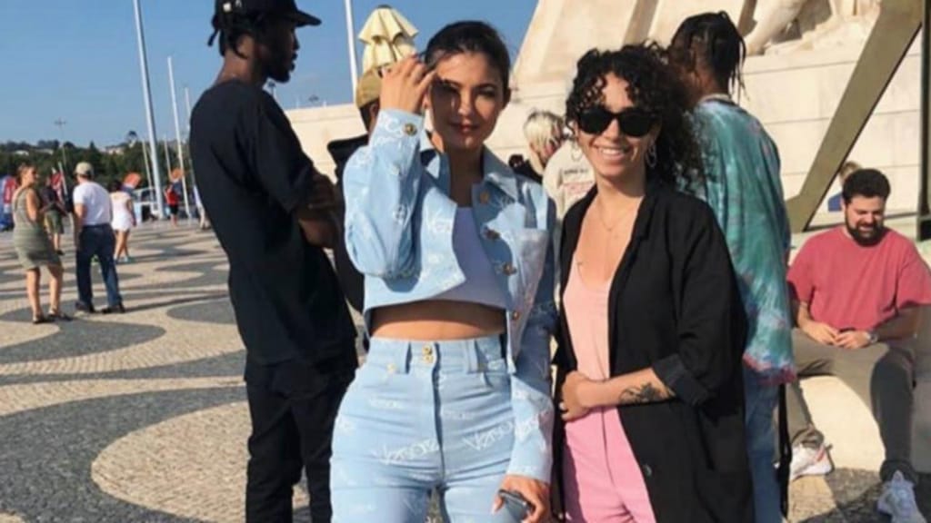 Kylie Jenner junto ao Padrão dos Descobrimentos, em Lisboa