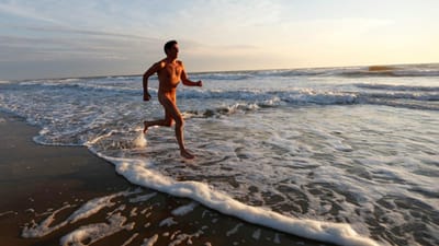Chumbada praia de nudistas na Bélgica por causa das cotovias - TVI