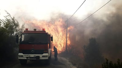 Centenas de crianças retiradas devido a incêndio na Grécia - TVI