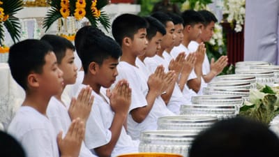 Tailândia: jovens resgatados iniciam conversão a monges budistas - TVI