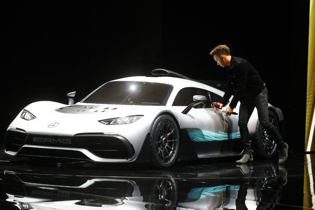 Lewis Hamilton com o Mercedes-AMG Project One (Reuters)