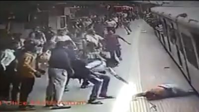 Vídeo mostra mulher a ser arrastada com a roupa presa num comboio em andamento - TVI