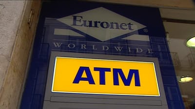 Dois estrangeiros detidos por clonagem de cartões bancários em máquinas ATM - TVI