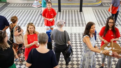 Por causa do calor, metro de Viena oferece desodorizantes aos passageiros - TVI