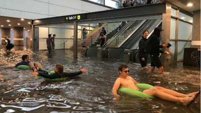 Cheias inundam estação de metro e pessoas usam-na como piscina - TVI