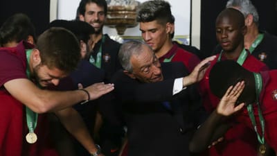Marcelo condecora campeões europeus de futebol sub-19 com Ordem de Mérito - TVI