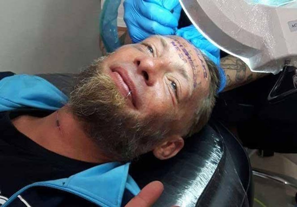 Mendigo recebe 100 euros e em troca faz tatuagem na testa