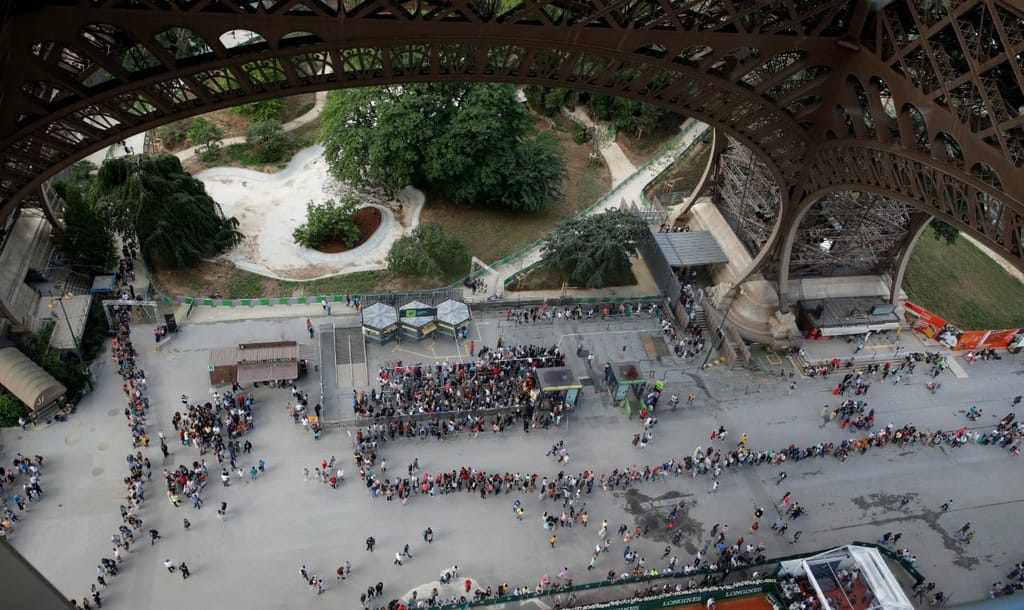 Torre Eiffel - filas de visitantes