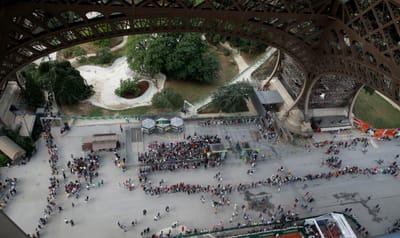 Longas filas de visitantes levam a greve na Torre Eiffel - TVI