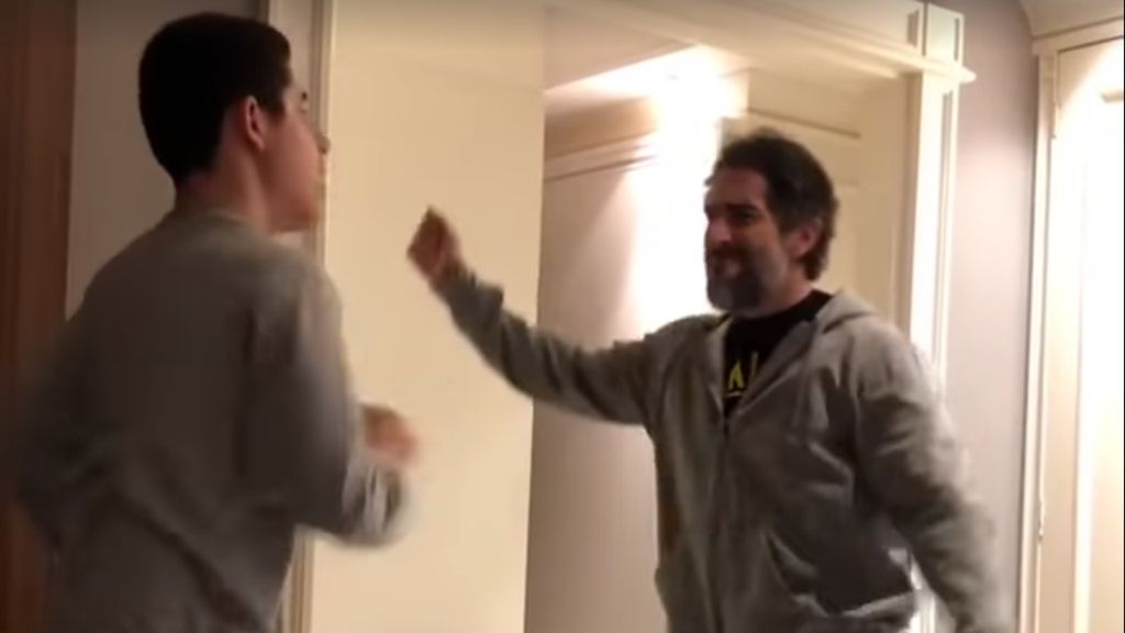 Marcos Mion partilha vídeo a dançar com o filho autista no Facebook 