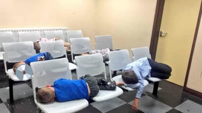 Foto de família sem-abrigo obrigada a dormir numa esquadra está a emocionar o mundo - TVI