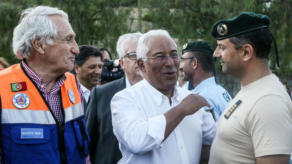 Primeiro-ministro António Costa, acompanhado pelo MAI Eduardo Cabrita, conversa com elementos dos bombeiros durante a visita a Monchique, 10 de agosto de 2018. 