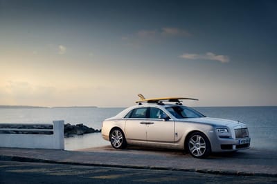 A nova aposta da Rolls-Royce é uma prancha de surf com ouro de 24 quilates - TVI