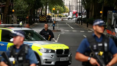 Carro rompe barreiras junto ao Parlamento de Londres e faz feridos - TVI
