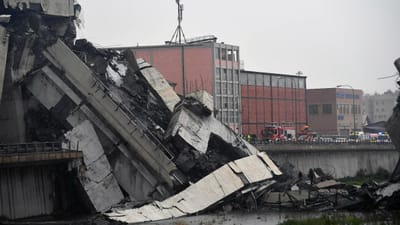 Ponte sobre autoestrada colapsa em Génova - TVI