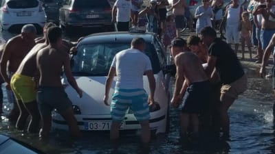 Carros mal estacionados alagados pelo mar em Vila Praia de Âncora - TVI