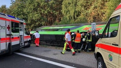 Pelo menos 16 feridos em despiste de autocarro na Alemanha - TVI