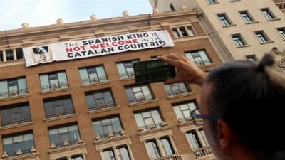 Barcelona homenageia vítimas dos atentados, Felipe VI "não é bem-vindo" - TVI