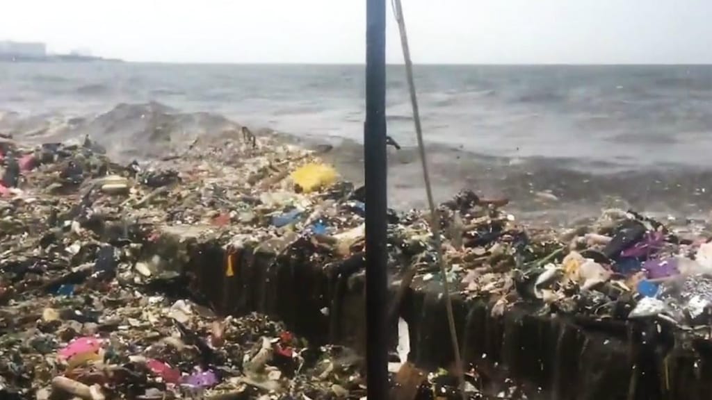 Ondas de lixo na Baía de Manila