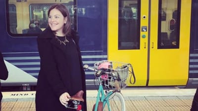 Ministra vai de bicicleta para o hospital para dar à luz  - TVI