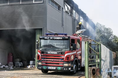 Incêndio destruiu duas fábricas em Oliveira de Azeméis - TVI