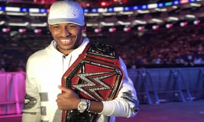 FOTO: Aubameyang exibe-se como campeão universal em espetáculo da WWE - TVI